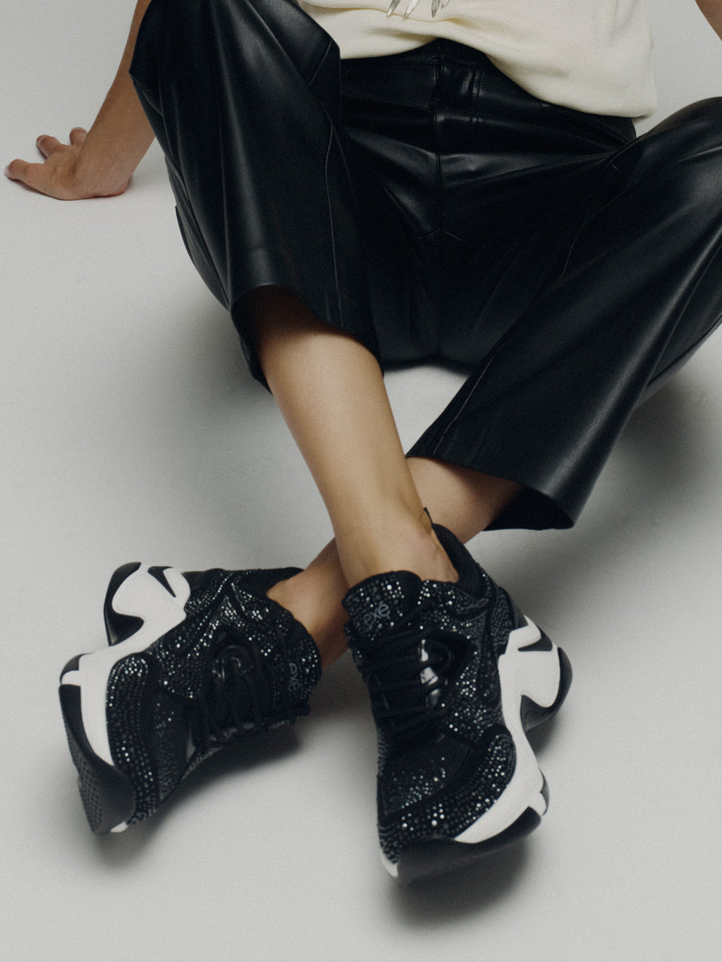 106-52EX21 STRASS BLACK WHITE