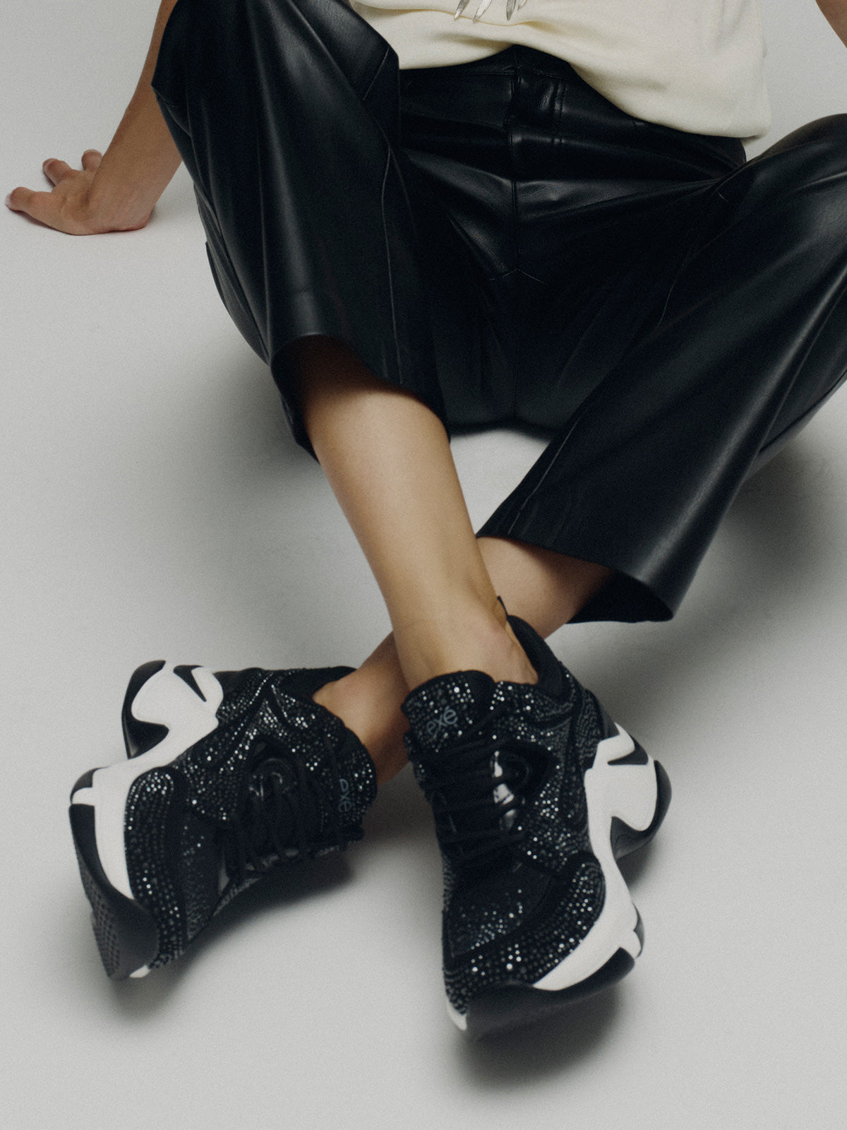 106-52EX21 STRASS BLACK WHITE